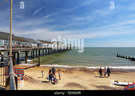 La plage et la mer du Nord vu de la promenade à Southwold, Suffolk, UK Banque D'Images