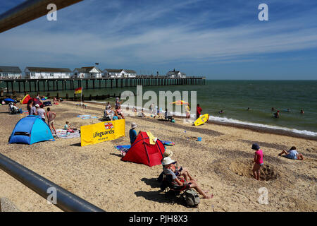 La plage de Southwold, Suffolk, UK, à l'intermédiaire de rampes sur la promenade. Banque D'Images