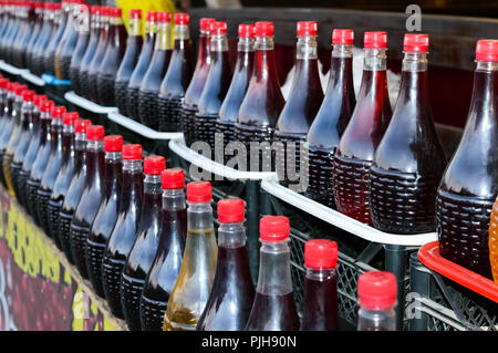 Rangées de belles bouteilles de vin d'artisanat faits maison. Marché de la rue de l'épicerie. Banque D'Images