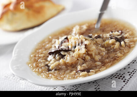 Choucroute russe sout avec des champignons et de l'orge perlé Banque D'Images