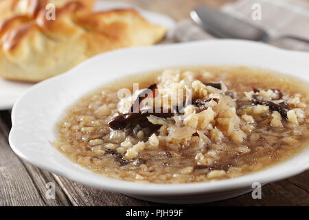 Choucroute russe sout avec des champignons et de l'orge perlé Banque D'Images