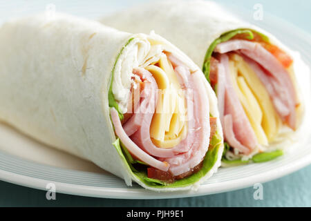 Roll-ups de tortillas au jambon, fromage et légumes Banque D'Images