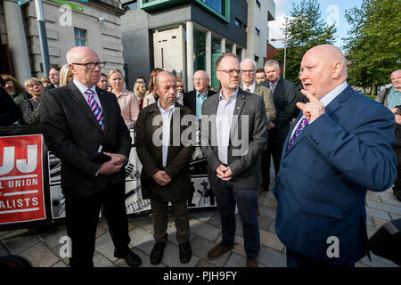 Seamus Dooley (à droite), Secrétaire général adjoint du NUJ et Secrétaire irlandais, parlant aux médias du traitement et de la liberté de la presse des journalistes d'enquête Barry McCaffrey (deuxième à partir de la gauche) et Trevor Birney (deuxième à partir de la droite) avec Catharoirleach du Conseil exécutif irlandais du NUJ, Gerry Carson (à gauche) (président de la succursale de Belfast & District) devant la haute Cour de Belfast lors d'une audience sur des questions juridiques entourant l'arrestation de journalistes. Banque D'Images