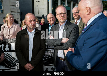 Des journalistes d'enquête Barry McCaffrey (à gauche) et Trevor Birney (centre) à l'écoute de NUJ et Secrétaire général adjoint Secrétaire irlandais Seamus Dooley parlant à l'extérieur de la Haute Cour de Belfast lors d'une audience sur les questions juridiques entourant l'arrestation de journalistes. Banque D'Images