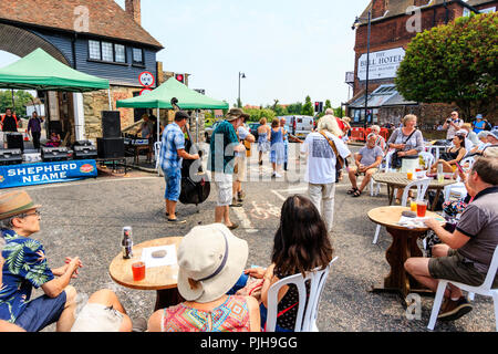 Steve Moreham et sa bande jouer Crise dans la ville médiévale de Sandwich, avec des couples danser devant eux en dehors de la 15e siècle Crispin Inn Banque D'Images