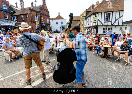 Steve Moreham et sa bande jouer Crise dans la ville médiévale de Sandwich, avec des couples danser devant eux en dehors de la 15e siècle Crispin Inn Banque D'Images