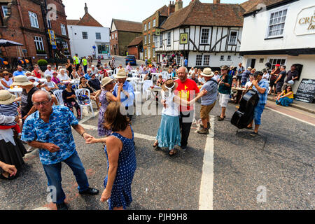 Steve Moreham et sa bande jouer Crise dans la ville médiévale de Sandwich, avec des couples danser devant eux en dehors de la 15e siècle Crispin Inn Banque D'Images