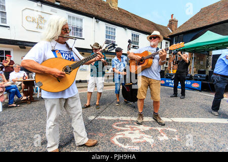 Steve Moreham avec son groupe de crise dans la ville médiévale de Sandwich en Angleterre. Debout dans la rue en dehors de la 14e siècle Crispin Inn Banque D'Images