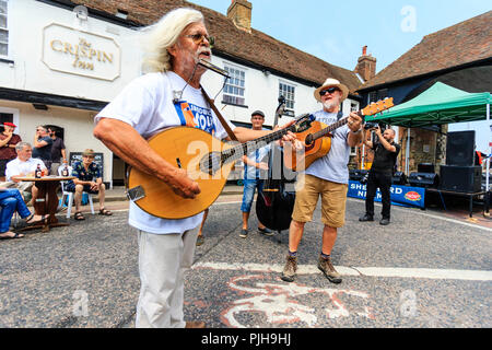 Steve Moreham avec son groupe de crise dans la ville médiévale de Sandwich en Angleterre. Debout dans la rue en dehors de la 14e siècle Crispin Inn Banque D'Images