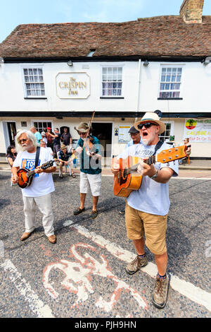 Steve Moreham avec son groupe de crise dans la ville médiévale de Sandwich en Angleterre. Debout dans la rue en dehors de la 14e siècle Crispin Inn Banque D'Images