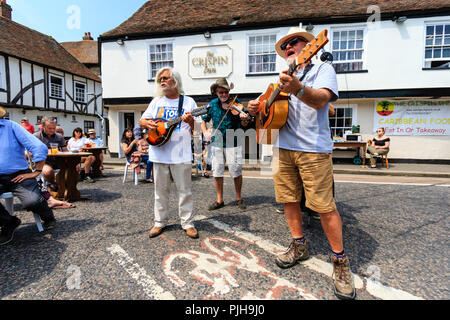 Steve Moreham avec son groupe de crise dans la ville médiévale de Sandwich en Angleterre. Debout dans la rue en dehors de la 14e siècle Crispin Inn Banque D'Images