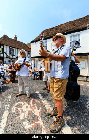 Steve Moreham avec son groupe de crise dans la ville médiévale de Sandwich en Angleterre. Debout dans la rue en dehors de la 14e siècle Crispin Inn Banque D'Images