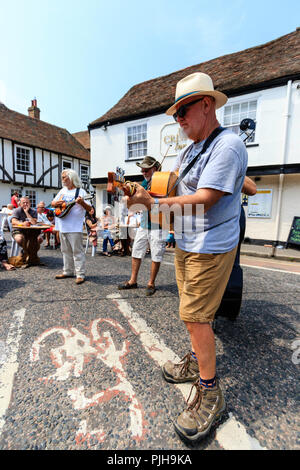 Steve Moreham avec son groupe de crise dans la ville médiévale de Sandwich en Angleterre. Debout dans la rue en dehors de la 14e siècle Crispin Inn Banque D'Images