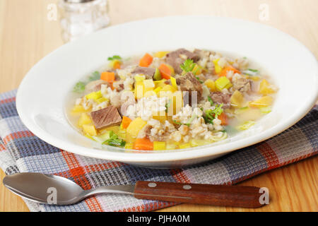 Scotch broth soupe dans plaque blanche libre Banque D'Images