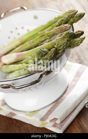 Dans la passoire d'asperges fraîches Banque D'Images