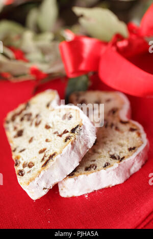 Stollen de Noël avec des raisins secs libre contre la couronne de Noël Banque D'Images