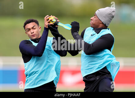 L'Angleterre a Alexander-Arnold Trent (à gauche) et Marcus Rashford (à droite) au cours de la session de formation à St Georges' Park, Burton. Banque D'Images