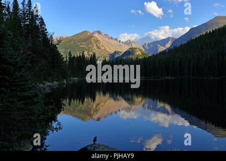 Lac de l'ours et de réflexion avec les montagnes, le Parc National des Montagnes Rocheuses au Colorado, USA. Banque D'Images