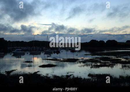 Le crépuscule et la marée basse à rive du fleuve Vincin de Conleau, Vannes, Morbihan, Bretagne, France Banque D'Images