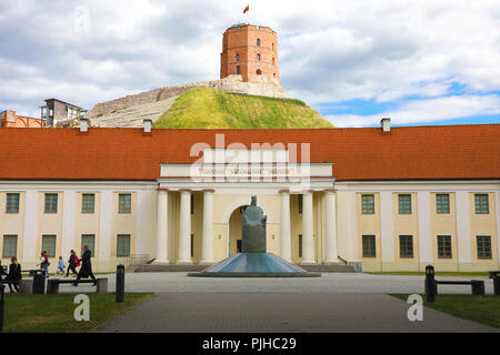 VILNIUS, LITUANIE - 7 juin, 2018 : Musée National de Lituanie à Vilnius avec Statue de Mindaugas Grand-Duc de Lituanie et la tour de Gediminas sur Banque D'Images