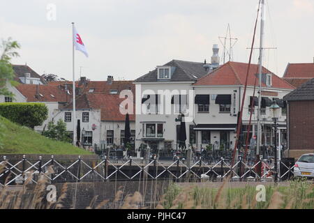 Une photo de quelques cafés dans la ville de Willemstad sur le front de mer. Banque D'Images