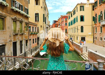 Sweet Girl romantique charmé par le paysage de Venise. Vue arrière d'une femme sur un pont à Venise, Italie. Banque D'Images