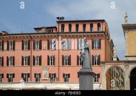 Statue de dante dans la piazza dei Signori à Vérone Italie Banque D'Images