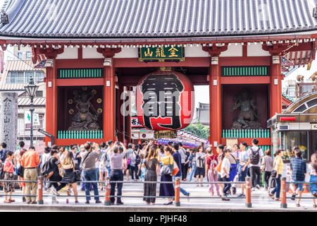 TOKYO, JAPON - 22 juin 2018 : temple Sensoji à Asakusa, quartier les touristes sont très heureux de rendre hommage à la bénédiction. Cette région possède de nombreux magasins et s Banque D'Images