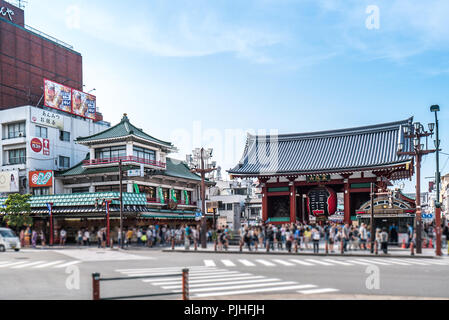 TOKYO, JAPON - 22 juin 2018 : temple Sensoji à Asakusa, quartier les touristes sont très heureux de rendre hommage à la bénédiction. Cette région possède de nombreux magasins et s Banque D'Images