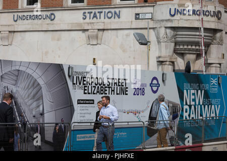 Les Londoniens et les banlieusards passent devant les panneaux publicitaires la promotion de la nouvelle traverse la ligne de chemin de fer de la Reine Elizabeth, la capitale, le 3 septembre 2018, sur Moorgate à Londres, en Angleterre. La ligne traverse Elizabeth est un 118 kilomètres (73 milles) ligne de chemin de fer en cours de développement à Londres et l'accueil des comtés de Berkshire, Buckinghamshire, Essex, Angleterre. Traverse est le plus grand projet de construction en Europe et est l'un des plus grands investissements d'infrastructure jamais entrepris au Royaume-Uni - un projet de transport 15 milliards de livres qui a été ouvert en décembre 2018 mais maintenant retardé à l'automne 2019. Banque D'Images