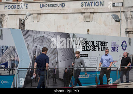 Les Londoniens et les banlieusards passent devant les panneaux publicitaires la promotion de la nouvelle traverse la ligne de chemin de fer de la Reine Elizabeth, la capitale, le 3 septembre 2018, sur Moorgate à Londres, en Angleterre. La ligne traverse Elizabeth est un 118 kilomètres (73 milles) ligne de chemin de fer en cours de développement à Londres et l'accueil des comtés de Berkshire, Buckinghamshire, Essex, Angleterre. Traverse est le plus grand projet de construction en Europe et est l'un des plus grands investissements d'infrastructure jamais entrepris au Royaume-Uni - un projet de transport 15 milliards de livres qui a été ouvert en décembre 2018 mais maintenant retardé à l'automne 2019. Banque D'Images