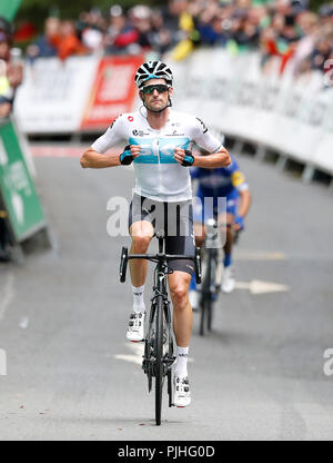 L'équipe Sky's Wout Poels célèbre remportant la scène, lors de l'étape 6 de l'Ovo Energy Tour of Britain 2018 de Barrow-in-Furness de Whinlatter Pass. Banque D'Images