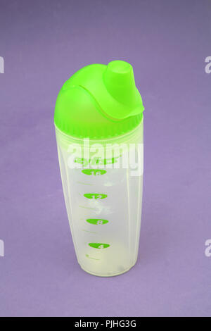 Shake N' Go Zyliss Shaker 5 dans 1 Mélange rapide Shaker (sans BPA) Banque D'Images