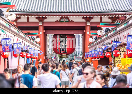 TOKYO, JAPON - 22 juin 2018 : temple Sensoji à Asakusa, quartier les touristes sont très heureux de rendre hommage à la bénédiction. Cette région possède de nombreux magasins et s Banque D'Images