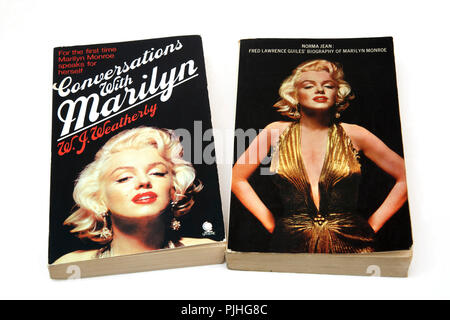 Des livres de poche sur Marilyn Monroe - Conversations avec Marilyn et Norma Jean Fred Lawrence Guiles' Biographie de Marilyn Monroe Banque D'Images