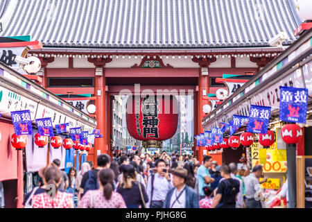 TOKYO, JAPON - 22 juin 2018 : temple Sensoji à Asakusa, quartier les touristes sont très heureux de rendre hommage à la bénédiction. Cette région possède de nombreux magasins et s Banque D'Images