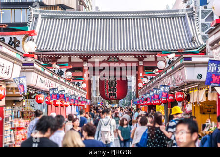 TOKYO, JAPON - 22 juin 2018 : temple Sensoji à Asakusa, quartier les touristes sont très heureux de rendre hommage à la bénédiction. Cette région possède de nombreux magasins et s Banque D'Images