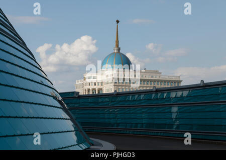 Résidence du Président de la République du Kazakhstan Ak Orda au Kazakhstan avec blue concert hall, au Kazakhstan. Banque D'Images