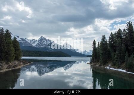 Lac Maligne au Canada au printemps Banque D'Images