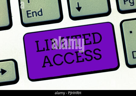 La main conceptuel montrant un accès limité. Texte photo d'affaires ayant accès limité à un très petit nombre de points. Banque D'Images
