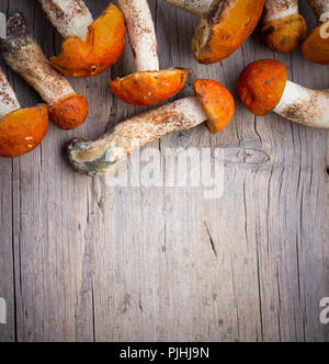 Champignons tremble sur un fond de bois gris Banque D'Images