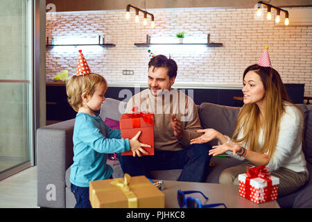 Famille heureuse avec un gâteau de fête célébrant un anniversaire Banque D'Images