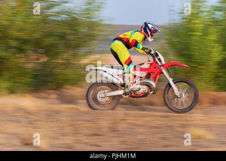 En faisant un wheelie rider Motocross Banque D'Images