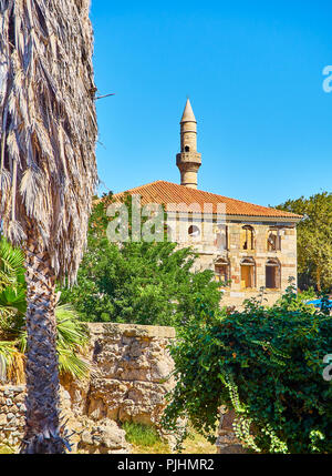 Kos, Grèce - Juillet 3, 2018. Gazi Hassan Pasha mosque, endommagé par le séisme qui a frappé le 21 juillet 2017, entre les arbres et palmiers de l'ancie Banque D'Images