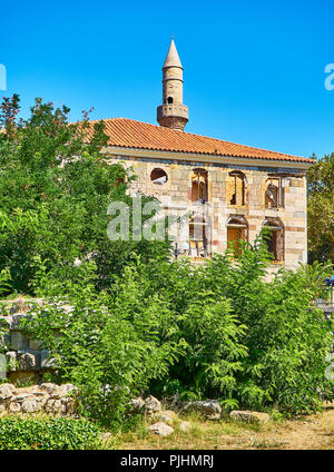 Kos, Grèce - Juillet 3, 2018. Gazi Hassan Pasha mosque, endommagé par le séisme qui a frappé le 21 juillet 2017, entre les arbres et palmiers de l'ancie Banque D'Images