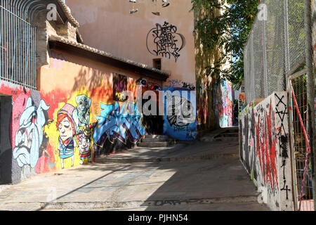 Plaka Athènes Grèce Scène de rue graffitis sur les murs des bâtiments et des chaussures haute suspendus sur le fil Banque D'Images