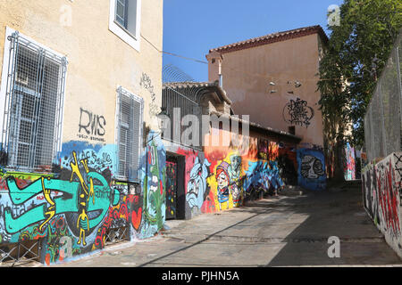 Plaka Athènes Grèce Scène de rue graffitis sur les murs des bâtiments et des chaussures haute suspendus sur le fil Banque D'Images