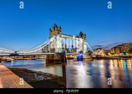 Le Tower Bridge à Londres la nuit avec la Ville à l'arrière Banque D'Images