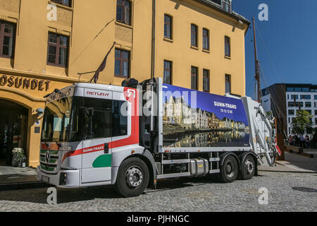 Alesund, Norvège, le 27 juillet 2018 : camion poubelle est vu dans les rues en centre-ville. Banque D'Images