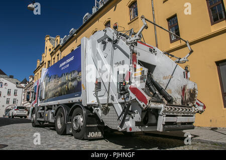 Alesund, Norvège, le 27 juillet 2018 : camion poubelle est vu dans les rues en centre-ville. Banque D'Images